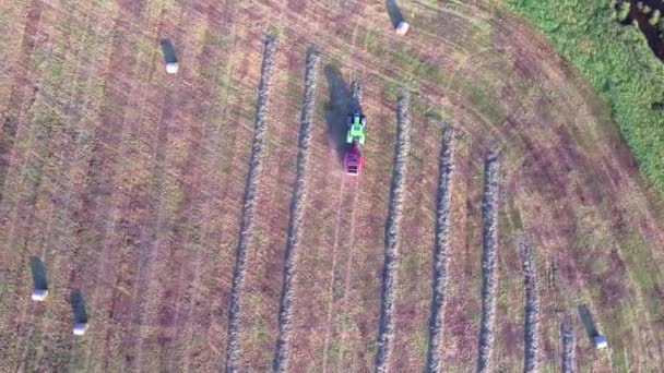 Tracteur travaillant dans les champs vue aérienne — Video