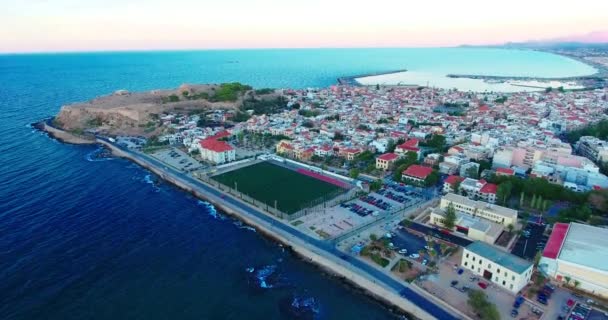 Abendflug über Rethymno auf Kreta — Stockvideo