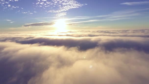 Volo sopra la nebbia al mattino presto — Video Stock