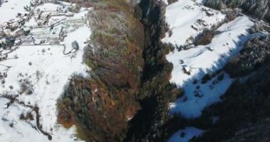 İsviçre dağlarında, kış zaman havadan görünümü