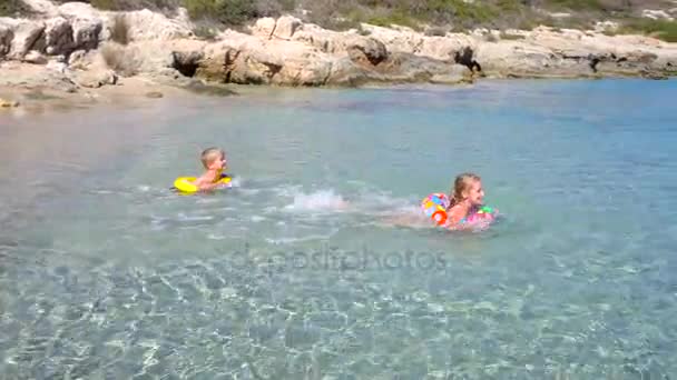 Kinderen spelen in water op tropisch strand — Stockvideo