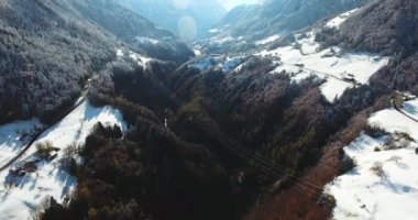 İsviçre dağlarında, kış zaman havadan görünümü