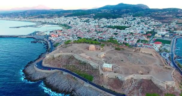 Avondvlucht over Rethymno City op Kreta — Stockvideo