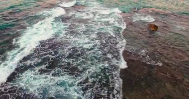 voler au-dessus de belle mer ondulée à evenng 