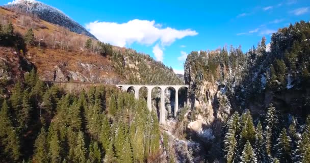 Hermoso viaducto en Suiza, vista aérea — Vídeo de stock