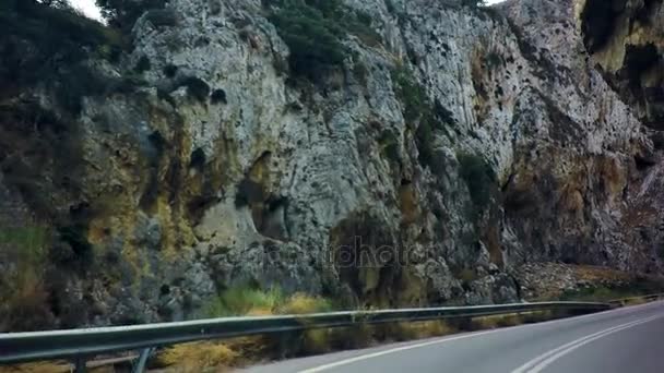 Αυτοκίνητο κινείται σε δρόμο βουνά — Αρχείο Βίντεο