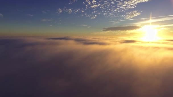 Volo sopra la nebbia al mattino presto — Video Stock