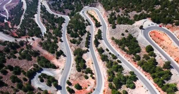 Sobrevolando el camino serpentino — Vídeo de stock