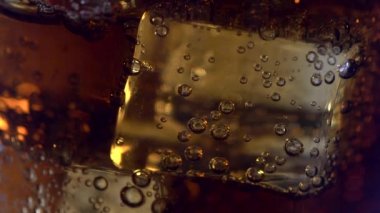 lezzetli cola ve buz cam