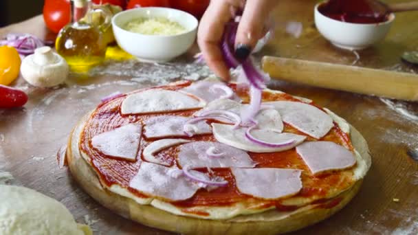 Prepearing sabrosa pizza casera — Vídeos de Stock