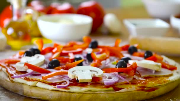 Leckere hausgemachte Pizza zubereiten — Stockvideo
