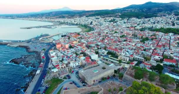 Avondvlucht over Rethymno City op Kreta — Stockvideo