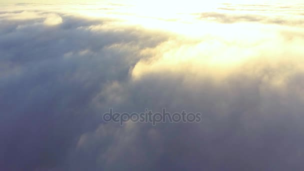 Vuelo sobre la niebla temprano en la mañana — Vídeo de stock