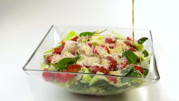Preparazione di insalata di ceasar fresco — Video Stock