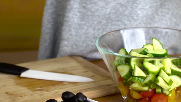 Preparação de salada de cessar fresco — Vídeo de Stock