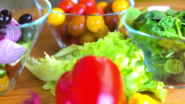 Preparación de ensalada fresca de ceasar — Vídeo de stock
