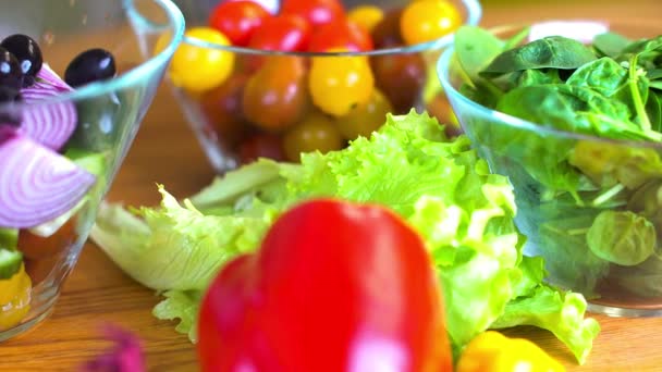 Bereiden van verse ceasar salade — Stockvideo