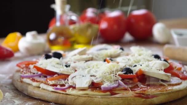 Prepearing sabrosa pizza casera — Vídeo de stock