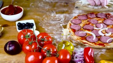 prepearing lezzetli ev yapımı pizza