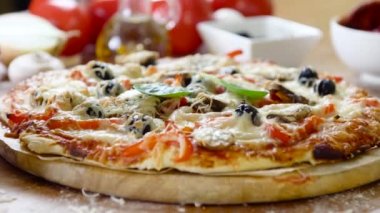 prepearing lezzetli ev yapımı pizza