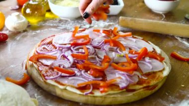 prepearing lezzetli ev yapımı pizza