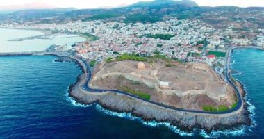 Girit 'teki Rethymno şehrinde akşam uçuşu