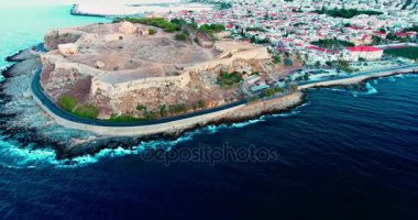 Girit 'teki Rethymno şehrinde akşam uçuşu