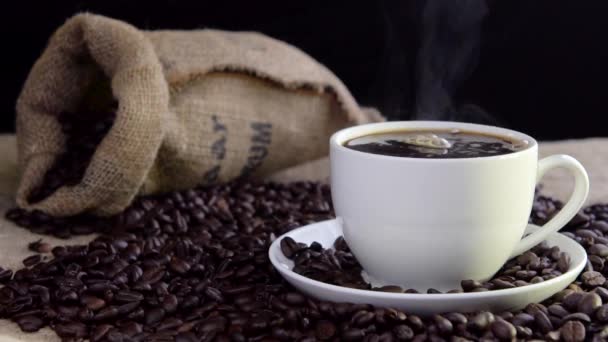 Taza de café al vapor fresco — Vídeos de Stock