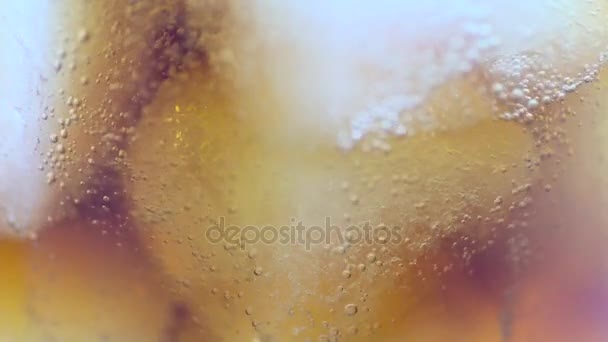 Ízletes cola és a jég pohár — Stock videók