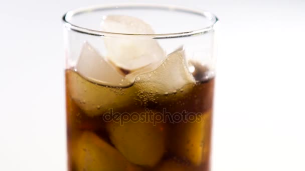 Smaczny cola i lodu w szklance — Wideo stockowe