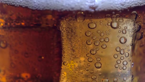 Cola saborosa e gelo em vidro — Vídeo de Stock