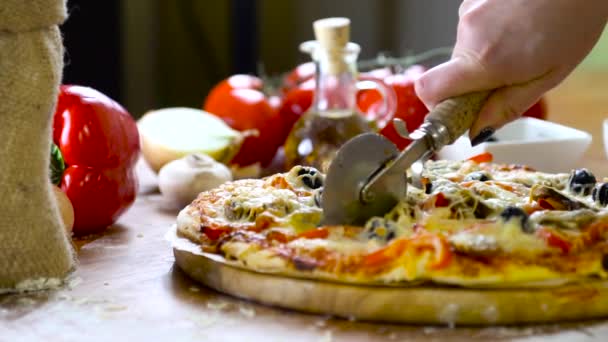 Pizza casera recién horneada — Vídeo de stock