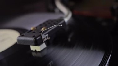 Eski vinil pikap müzik çalma