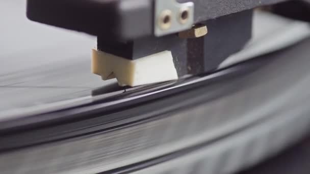 Old vinyl turntable playing music — Stock Video