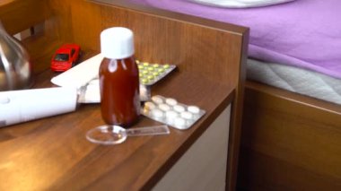 küçük çocuk hasta ve yatakta döşeme olmaktan