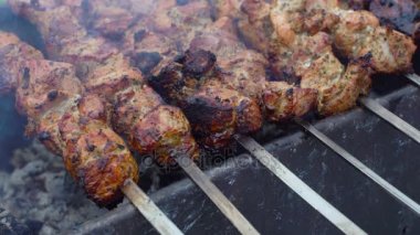 Dışarıda lezzetli domuz kebap ızgara