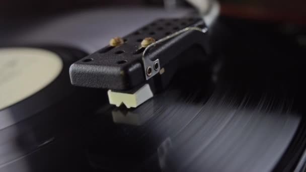 Staré vinyl gramofon, přehrávání hudby — Stock video