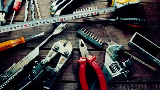 Muitas ferramentas enferrujadas velhas na mesa do reparador — Vídeo de Stock