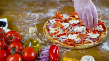 prepearing lezzetli ev yapımı pizza