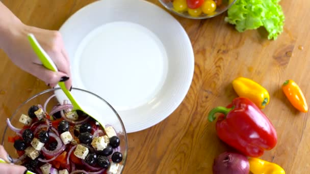 Preparación de ensalada fresca de ceasar — Vídeos de Stock