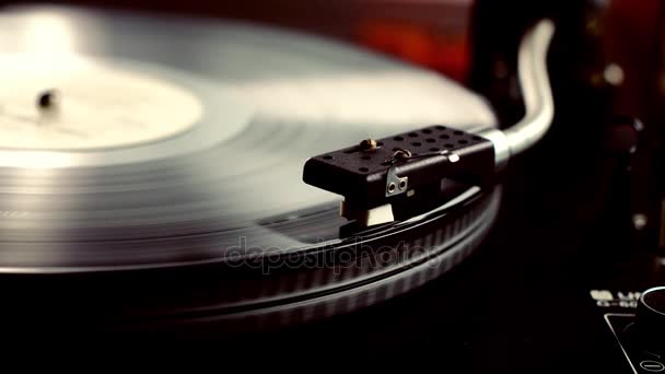 Gamla vinyl skivspelare som spelar musik — Stockvideo