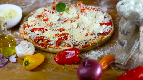 Приготовление вкусной домашней пиццы — стоковое видео