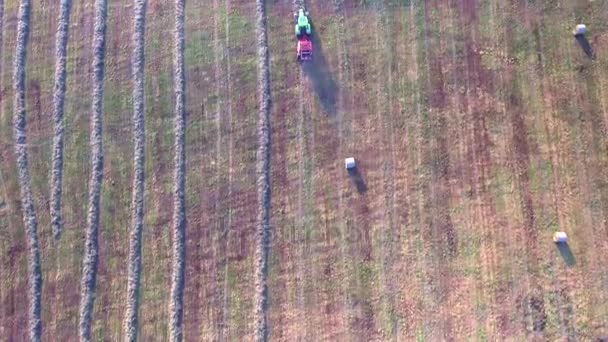 Traktor v letecký pohled na pole — Stock video