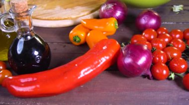 taze sebze salatası hazırlama. Ağır çekim