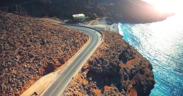 Voler au-dessus de la route en bord de mer — Video