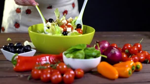 Préparer une salade de légumes frais. Mouvement lent — Video