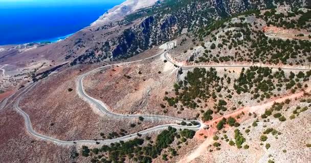 Sobrevolando el camino serpentino — Vídeo de stock