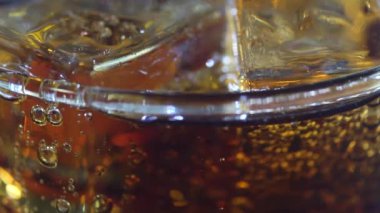 lezzetli cola ve buz cam