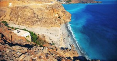 Mavi deniz, kayalıklardan sahilinde kırma dalgalar