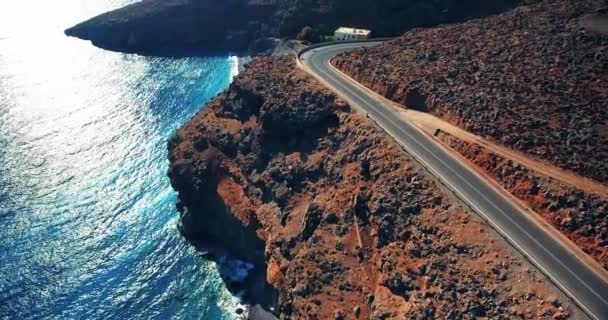 Voler au-dessus de la route en bord de mer — Video